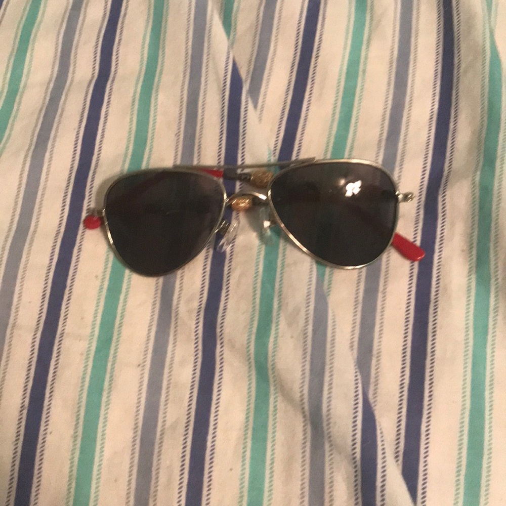 I am selling sunglasses.